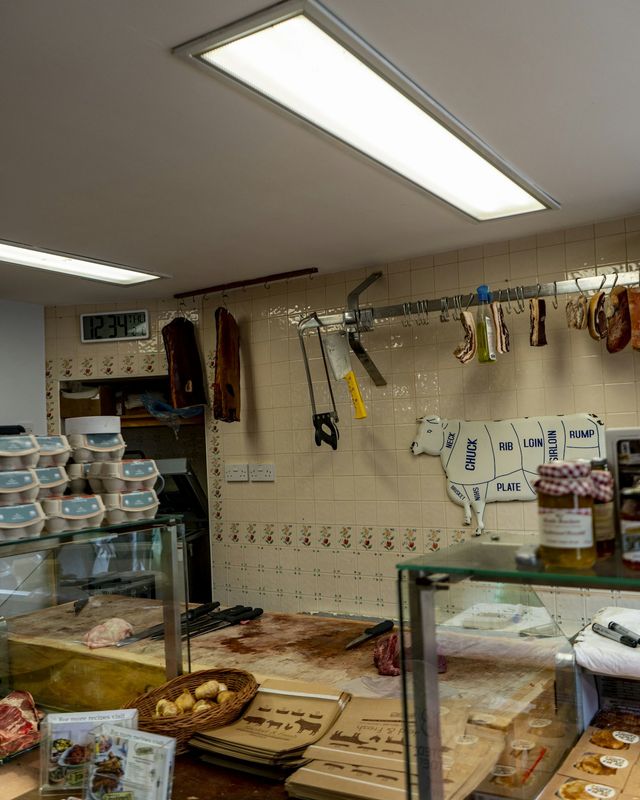 Interior de um açougue com balcão e ferramentas