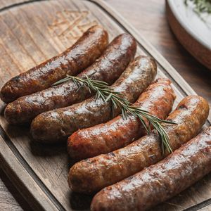 Linguiças em uma tábua de madeira